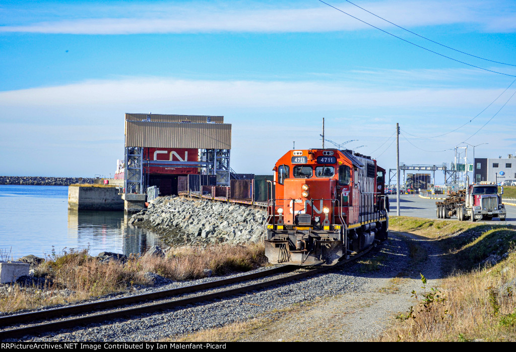 CN 4711 pulls cars out of the ferry